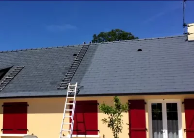 Toiture en ardoise en cours de nettoyage